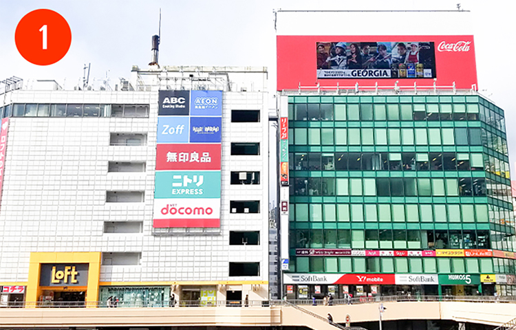 1、JR仙台駅中央改札から、外（西口）に出ると、LOFTと緑のビルが見えます。