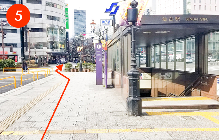 5、地下鉄の出入口が見えます。そのまま直進してください。愛宕上杉通りとの交差点に着きます。