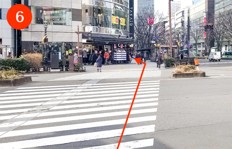 6、愛宕上杉通りとの交差点を渡り、そのまま150mほど直進してください。