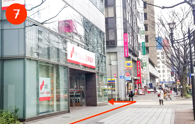 7、SMBC日興証券とミニストップの間の道を左に曲がってください。