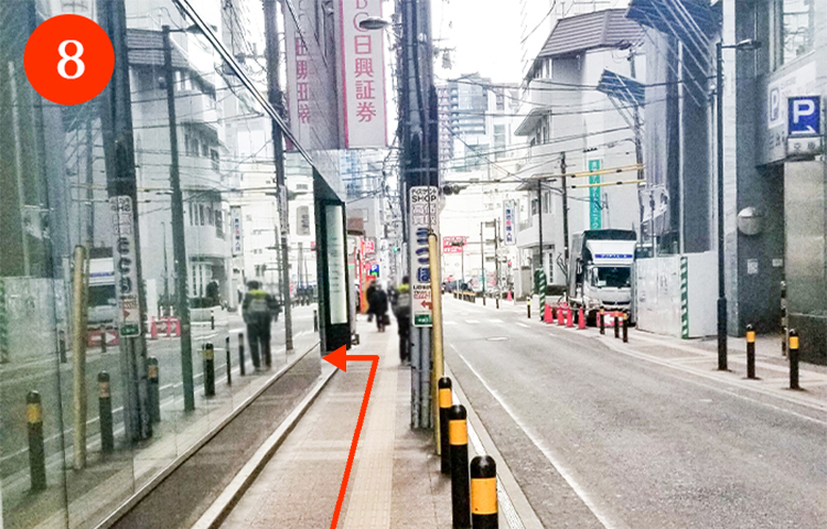 8、すぐ左手に入口があります。SMBC日興証券のビルです。